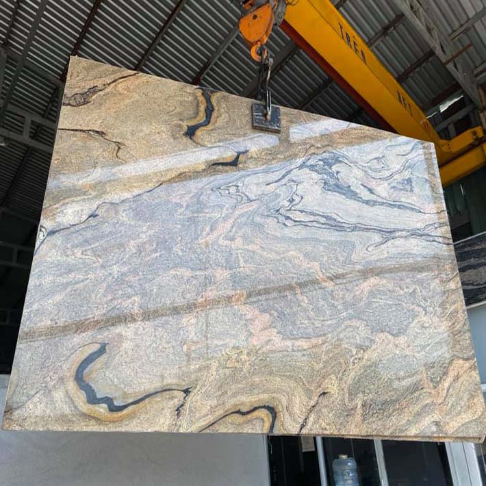 Theo đó, đá marble có những ưu điểm vượt trội như sau: Độ cứng cao, được kiểm định chất lượng với những ngoại lực nhẹ tác động không dễ bị vỡ, rơi không dễ bị nứt vỡ như các loại gạch, gỗ thông thường. Đá có khả năng chịu lực cao, chịu va đập mạnh nên theo thời gian giữ được độ bền tốt. Theo nghiên cứu, đá marble như đá marble có thời gian sử dụng đến vài chục năm là trung bình, không phải thay mới thường xuyên. Đá có độ bóng đẹp, hoa văn họa tiết cuốn hút, mang lại sự sang trọng cao. Bề mặt bóng, đặc tính không thấm nước cùng ưu điểm khó bám bẩn giúp quý khách sử dụng dễ dàng lau dọn, vệ sinh sạch sẽ mà không gặp nhiều trở ngại. đá marble đem tới sự sang trọng, đẳng cấp khác biệt bởi chất lượng cao cấp, xuất xứ tự nhiên vốn có. Đá marble có màu trắng xám, họa tiết theo những chấm vàng, đen tựa như đá marble vùng cát với những hạt cát vàng, cát trắng, cát đen lung linh nổi bật. Nét hoa văn theo đường nét uyển chuyển sẽ tạo nên sự nổi bật, thẩm mỹ tuyệt vời khi quý vị ứng dụng trong đời sống. Ứng dụng của đá từ lát sàn, ốp tường, làm bậc cầu thang, lối đi lại, nhà tắm, ốp mặt bàn ghế, đồ dùng…tại nhà ở, nhà hàng, khách sạn, quán xá…đều có độ bền và thẩm mỹ đẹp chắc chắn. Giá bán đá marble bao nhiêu? Đá marble Là đá tự nhiên , cao cấp, nhập khẩu từ Brazil nên đá marble có mức giá không quá thấp nhưng bù lại chất lượng và thẩm mỹ vượt trội có được như trên. Giá bán nguyên láp của đá là. Mức giá này không quá thấp nhưng cũng không quá cao do đó mà đây là đá tự nhiên trong những mẫu đá được nhiều khách hàng lựa chọn để sử dụng ốp lát tại Kim Thịnh Phát. Sản phẩm được nhập khẩu theo tiêu chuẩn, kiểm tra khắt khe trước khi cung cấp đến quý khách tin tưởng chọn mua hàng tại công ty chúng tôi. 