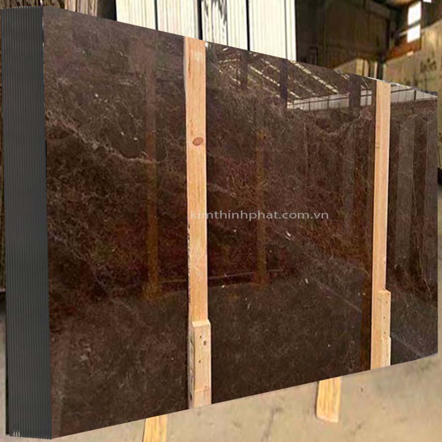 Đây là mẫu đá hoa cương, loại đá marble nhập khẩu Loại đá có độ cứng giạng trung bình, dùng trang trí nội ngoại thất đều đẹp, Chất Liệu Đá Tự Nhiên: Khai Thác Từ Núi Đá Thiên Nhiên Chủng Loại: Đá Hoa Cương Marble: Dầy; 18>20mm, rộng 1800mm, dài 2800mm  Giá bán nguyên láp, Giá 1,250,000 một mét Ốp Lát Trong Nhà: Đẹp Sang Trọng, Không Bay Màu, Giữ Độ Bóng Láng Lâu Dài: Khó Trầy Xước Trong Quá Trình Sử Dụng. Ốp Lát Ngoài Trời: có giảm độ bóng nhưng không giảm nhiều, bởi đây là loại đá có độ cứng giạng tầm trung, ốp mặt tiền được  ốp bậc cấp không được, không tốt bằng đá granite.  Bảng giá chi phí thi công đá hoa cương Chống thấm: mặc định: Giá 30,000/1m Dán decal: giá mặc định: Giá 30,000/1m Cát quy cách: Giá mặc định: Giá 25,000/1m Thi công bếp: Giá 400,000/1md Thi công mặt tiền: Giá 450,000/1m2 Thi công cầu thang:  Giá 350,000/1m2 Thi công cột đá: Giá 450,000/1m2 Thi công nền nhà: Giá 400,000/1m2 Thi công thang máy: Giá 450,000/1m2 Thi công mặt bàn: Giá 450,000/1md Nhân công hoa văn: Giá 8,800,000/1m2 Nhân công len tường: Giá 140,000/1md Nhân công gép chỉ vông: Giá 140,000/1md Nhân công chỉ bo tròn: Giá 180,000/1md Nhân công chỉ cnc Giá 180,000/1md Nhân công gép 45 độ giá 120,000/1md Nhân công gép viền: Giá 120,000/1md Nhân công máy đánh bóng mới nền nhà bằng máy công nghiệp giá 280,000/1m2 Mời quý khách xem một số hình ảnh thiết kế đá hoa cương cho hạng mục thi công đá hồng tím sa mạc granite 	 mời quý khách xem thêm một số loại đá hoa cương khác