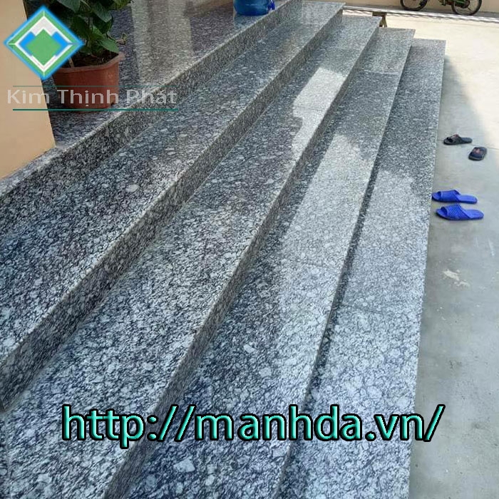 Đá  hoa cương granite tự nhiên lát cầu thang đá cầu thang đá được chia thành hai