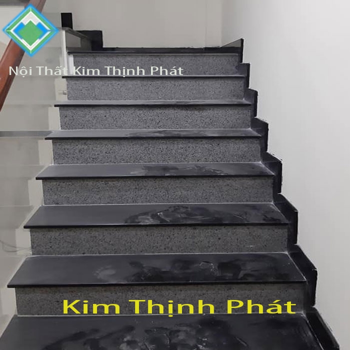 Cầu thang đá đen kim sa f5 giá cầu thang đá tự nhiên