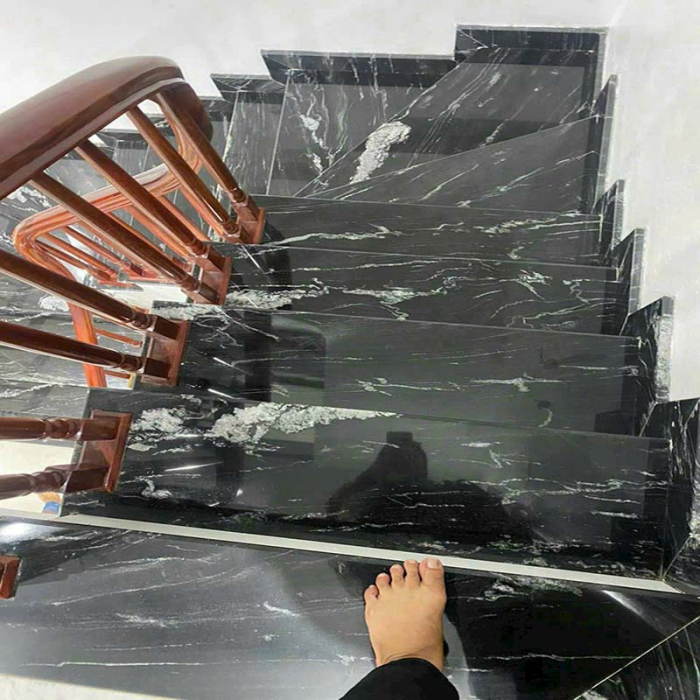 cầu thang ốp đá hoa cương đen vân mây 1