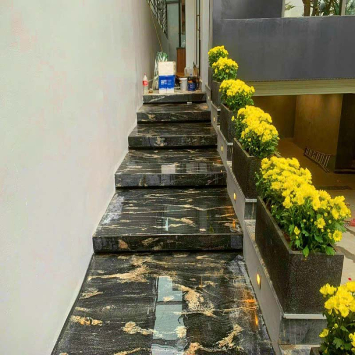 cầu thang ốp đá hoa cương đen vân mây 11